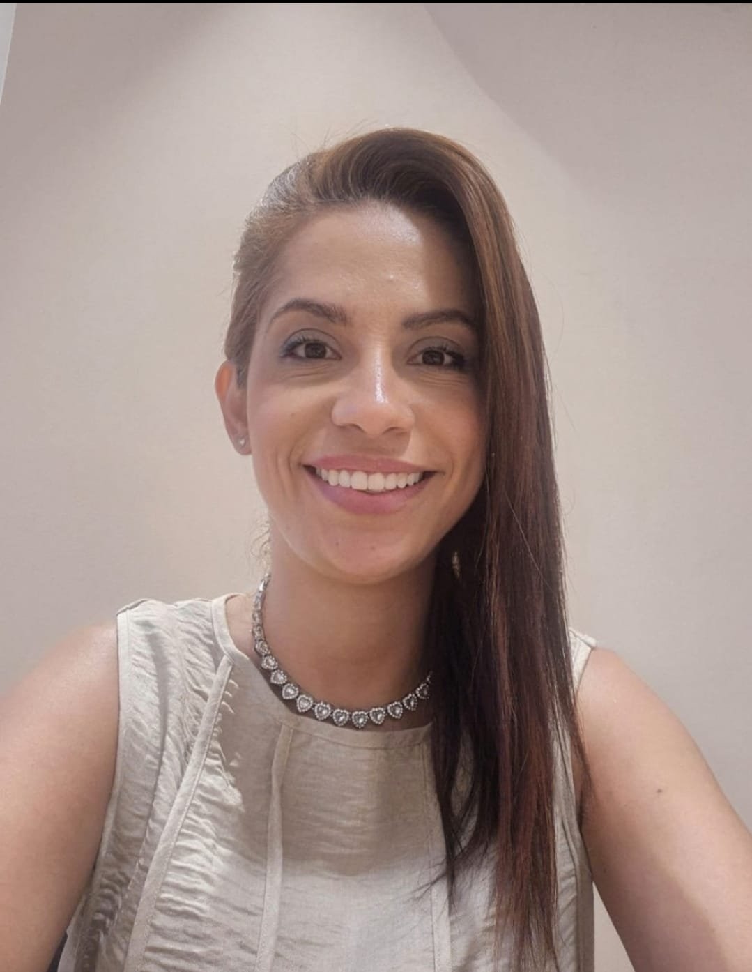 Dra. Juliana Schvartz em fotografia real, médica com atendimento voltado ao neurodesenvolvimento infantil em Niterói